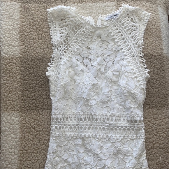 Dresses & Skirts - Lacy bodycon dress